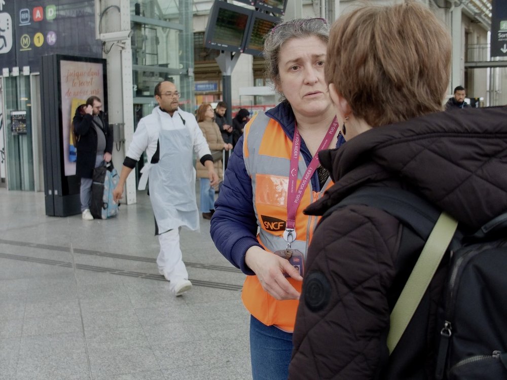 Help when one needs it, Paris-Gare-de-Lyon.