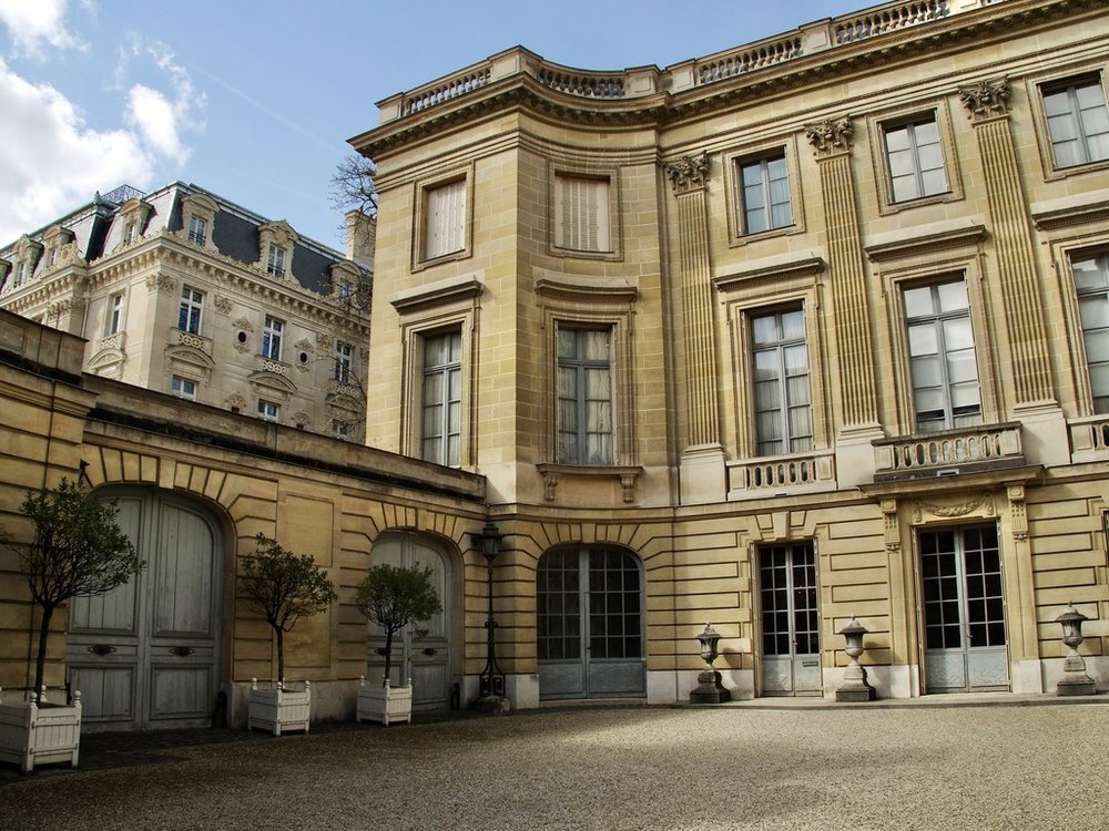  Le Musee Comte Moïse de Camondo.  Every adult in the ca. 1911 house had their own carriage &amp; horses.  Hence, all the stable entrances. 