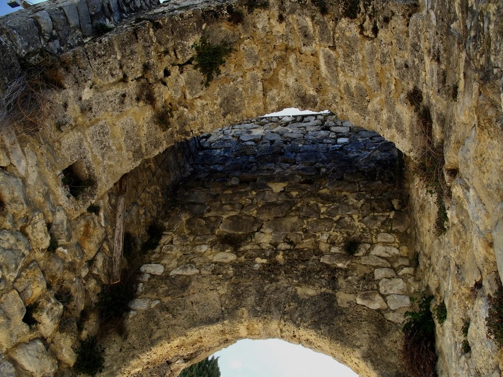  Cobonne’s gate where hot oil could be poured down on an enemy. 