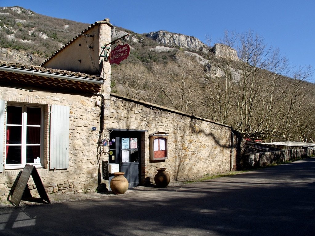  La Fontaine Minerale Cafe Restaruant - 3 hour lunch., Saoû. 