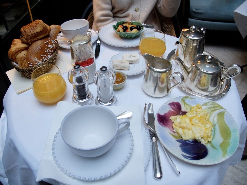 Hôtel de l'Abbaye, petit-déjeuner (breakfast).