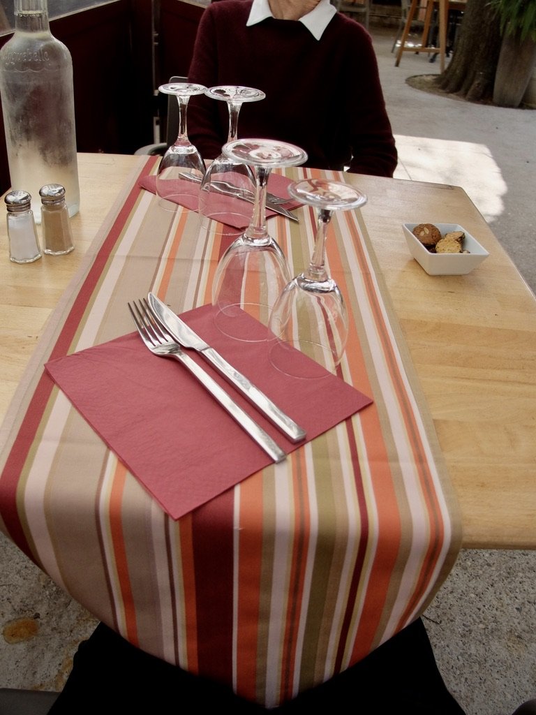  Les Auberistes Café Restaurant Marsanne en Drôme Provençale.  Very common table setting  style en Drôme Provençale. 