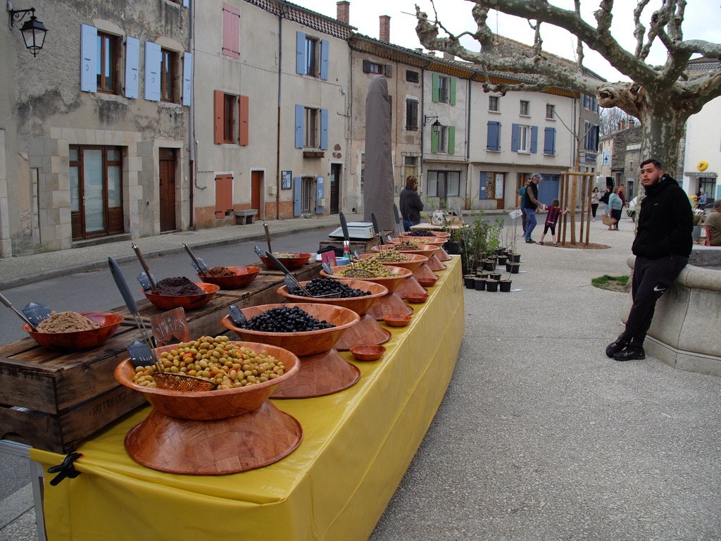  The market welcomes you on Saturday mornings, from 7 a.m. to 1 p.m. ,  in the centre of the village.  Le marché vous accueille le samedi matin, de 7h00 à 13h00 ,  dans le centre du village.  Saoû. 