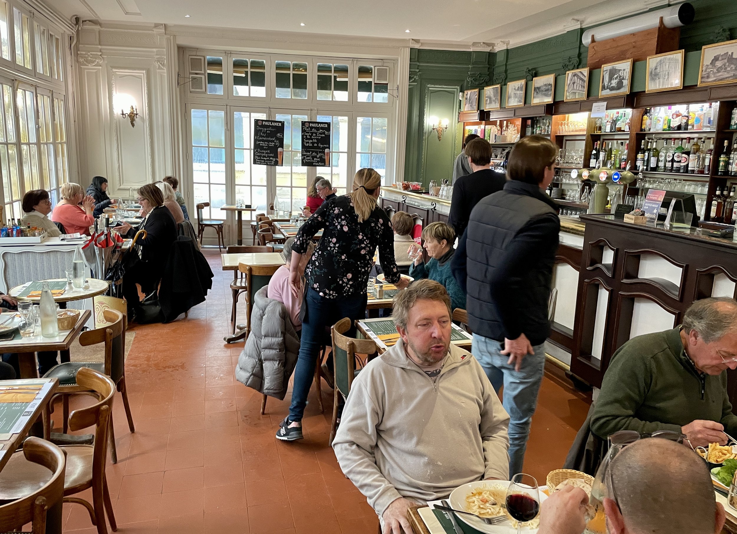  Le Commerce Café - Brasserie, Montélimar.  It looked inviting from the outside.  We were not disappointed. 