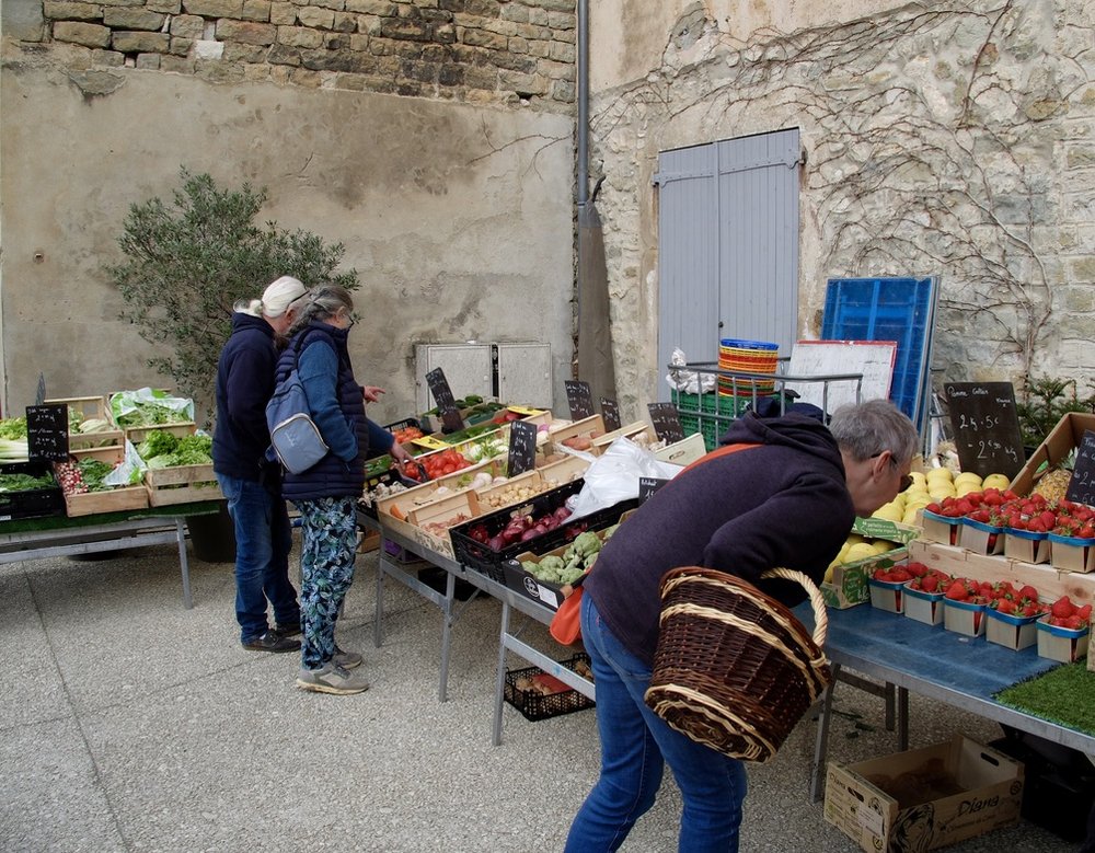  “All year round, the market welcomes you on Saturday mornings, from 7:00 a.m. to 1:00 p.m.  ,  in the center of the village.”  Le marché, Saoû. 