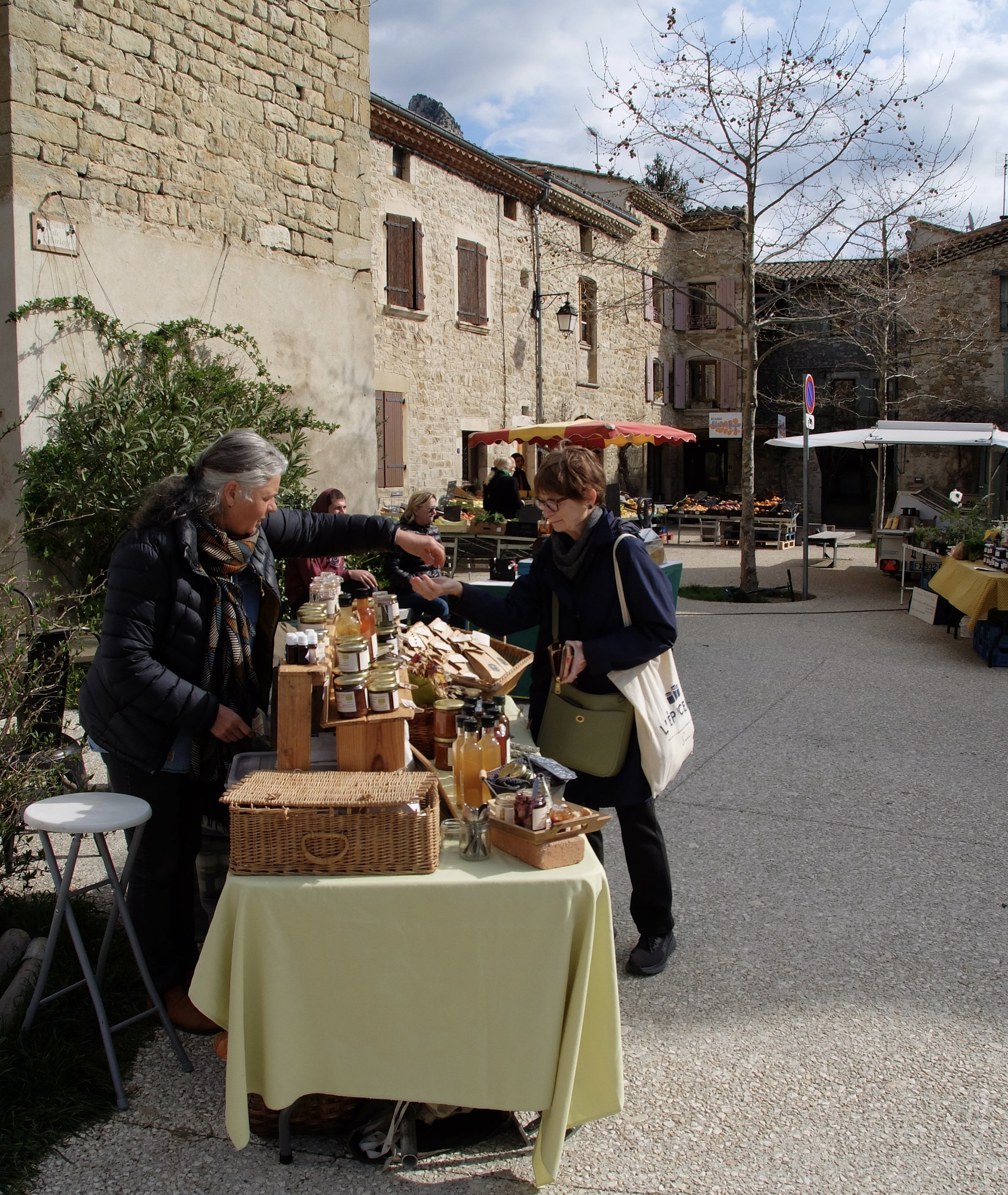 Saoû - Le marche.