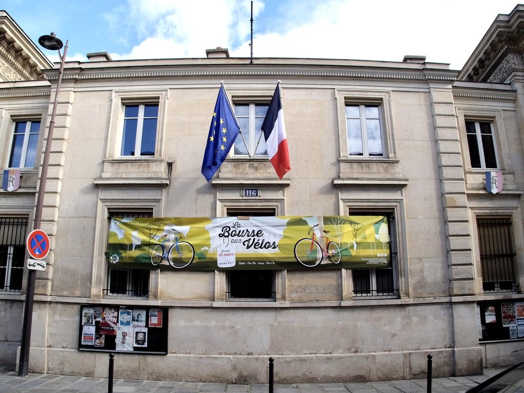  We walked past this on Rue de Grenelle - I had to figure out what it meant.   La Bourse aux Vélos - "Are you looking for an inexpensive used bike that's ready to ride? You knocked on the good door. We regularly organize used bike markets, which are 