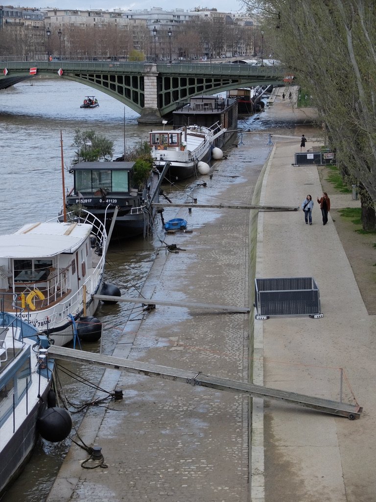 Travel by boat on the Seine.