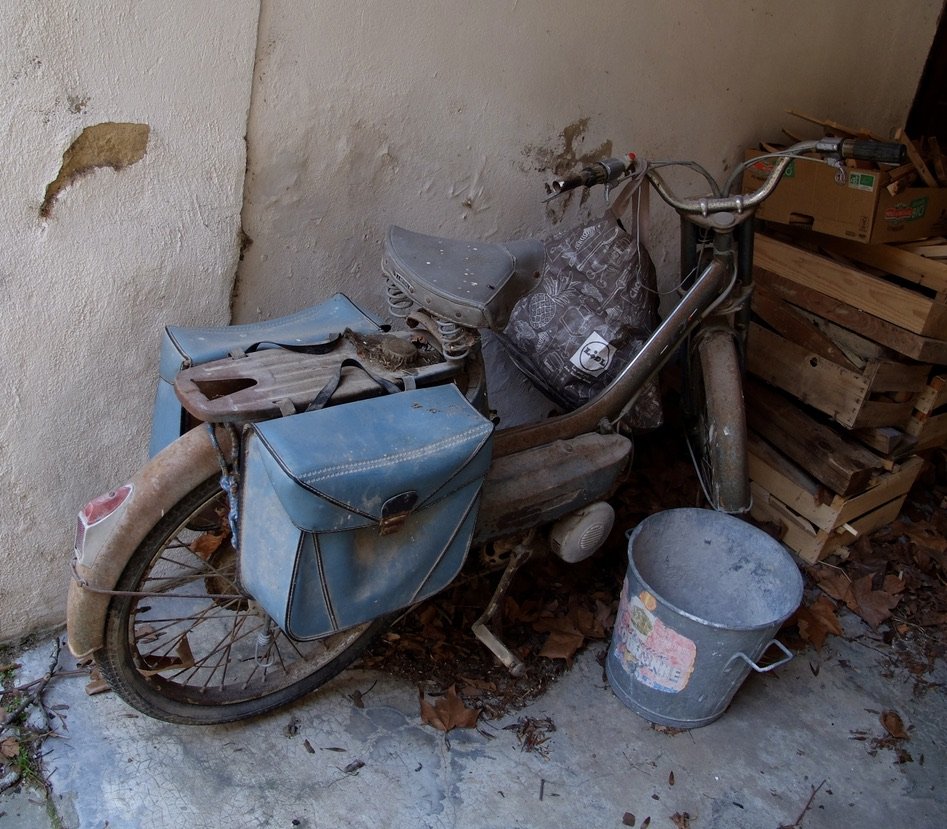  Vintage motor assisted pedal bike.  These bikes were quite prevalent around Paris in the 1960’s.  Gîtes de Chantebise, Saoû. 