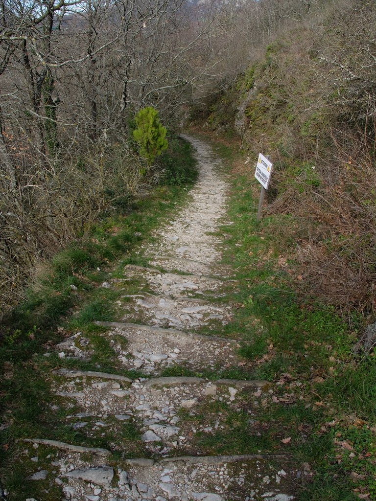  Walking up io SOYANS: UN VILLAGE PERCHÉ AVEC LE VEUX VILLAGE ET LE CHATEAU - site médiéval.  Translated the sign says “Caution - Dangerous safety risk of falls.” 