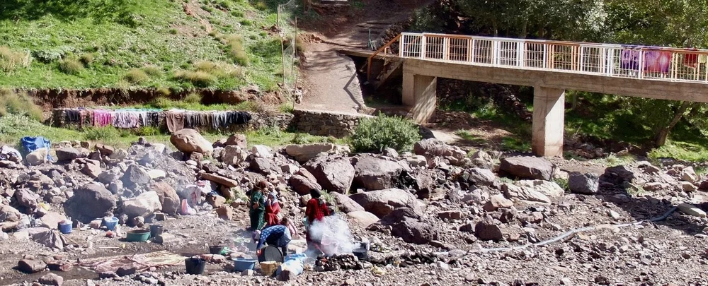  And then to our right, women doing the wash in the oued. 