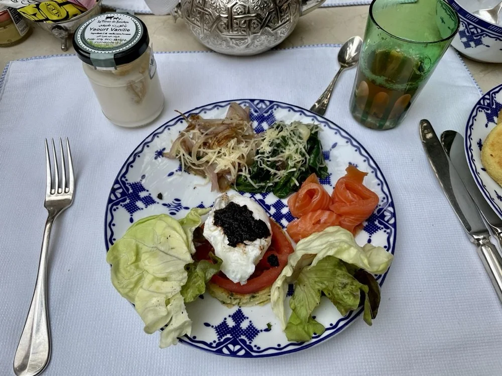   Galettes de makouda aux œufs pochés tapenade légère. 