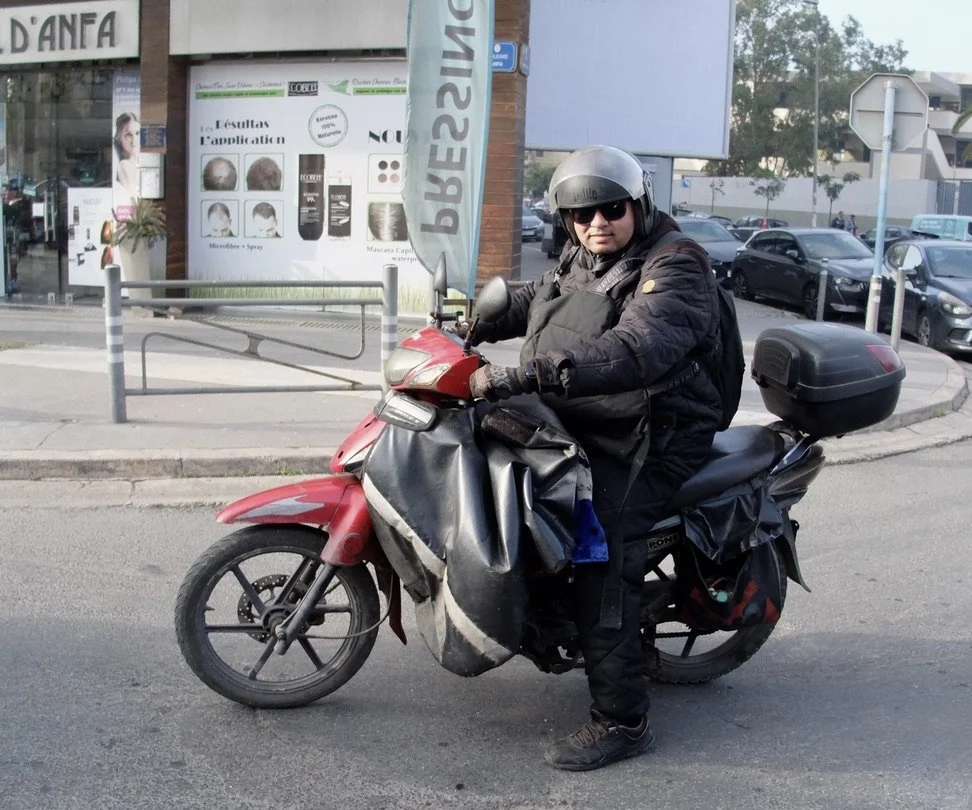 Note the blanket covering to protect the rider from the cold.