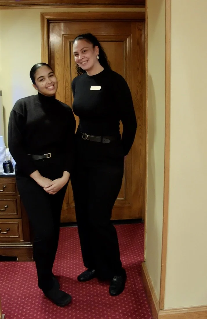  Andrea &amp; Erika in the Hotel Elysée lounge. 