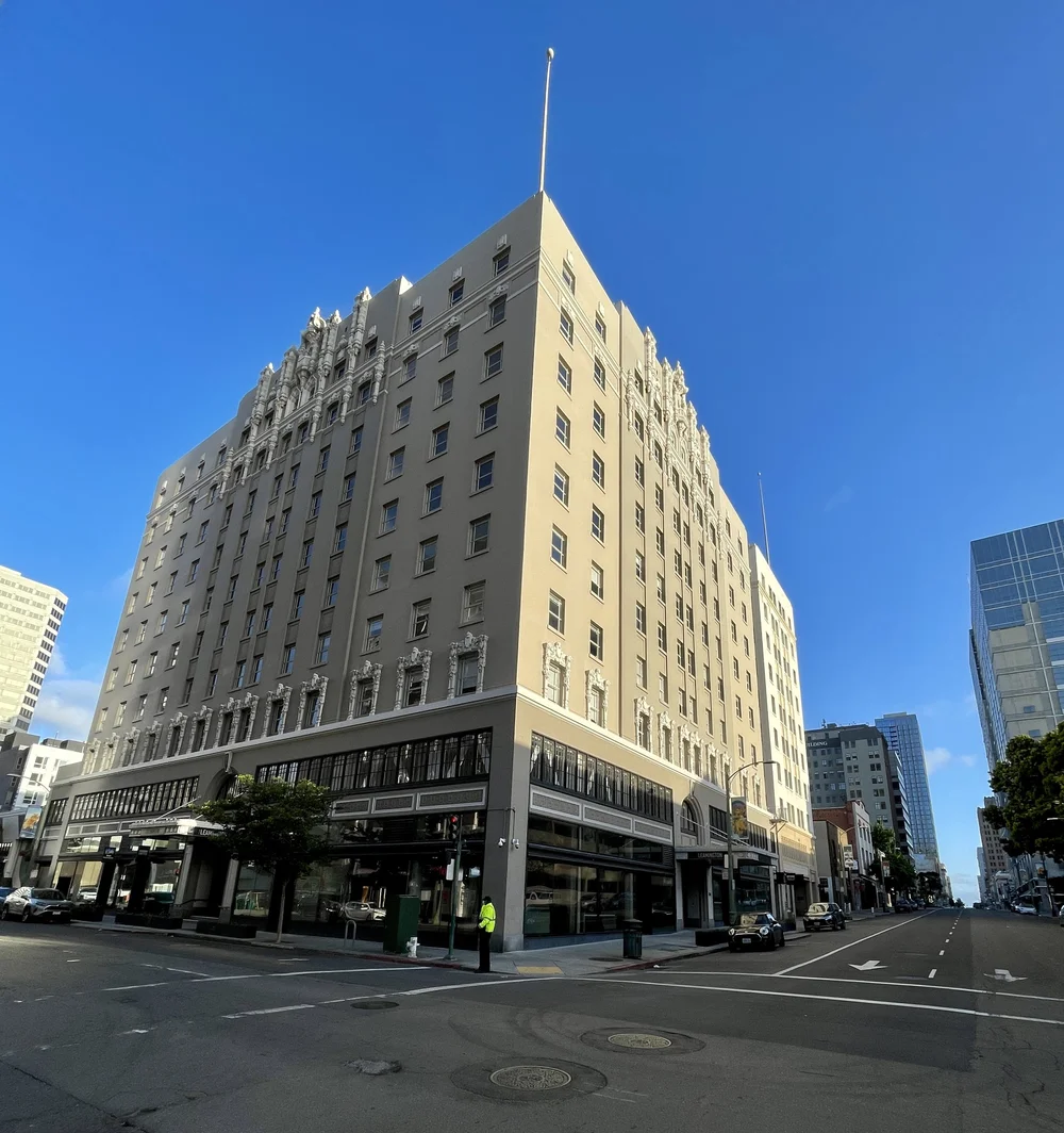  The ca. 1926 Leamington.    Amelia Earhart kept an offic e in the Leamington while planning her fateful final journey.   