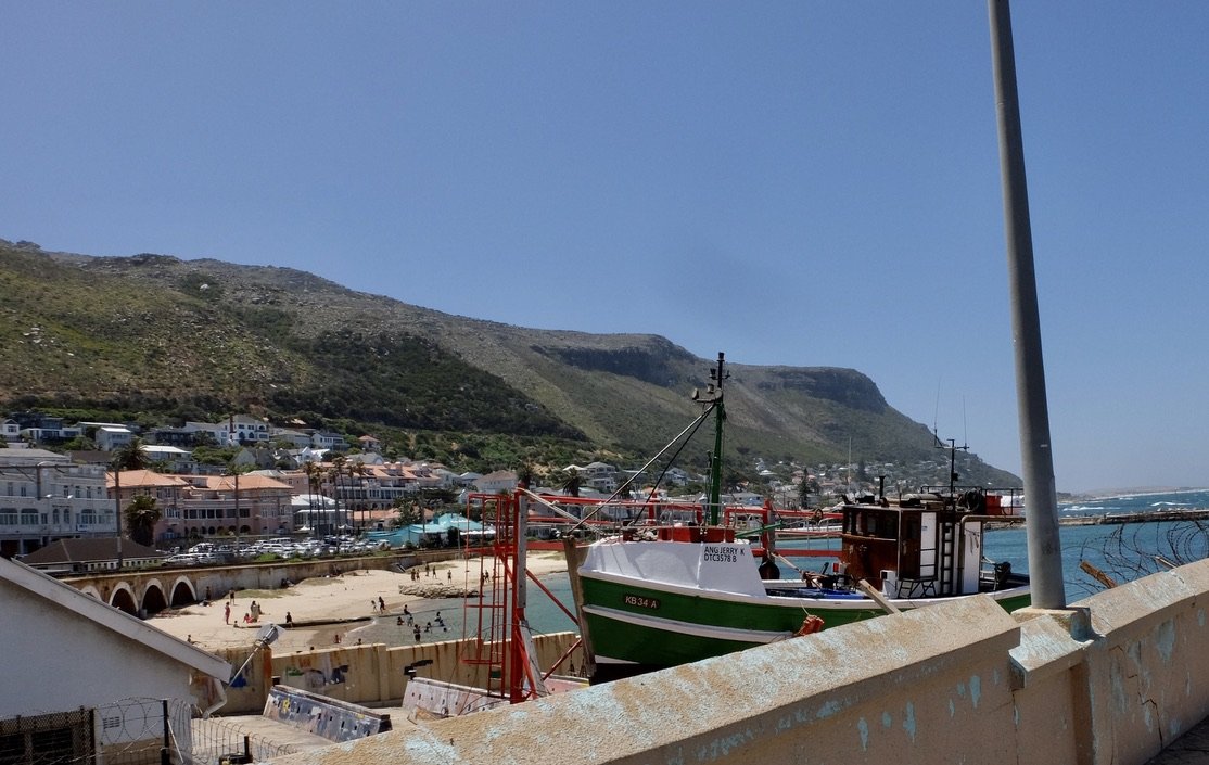  Kalk (Afrikaans for  lime ) Bay.  