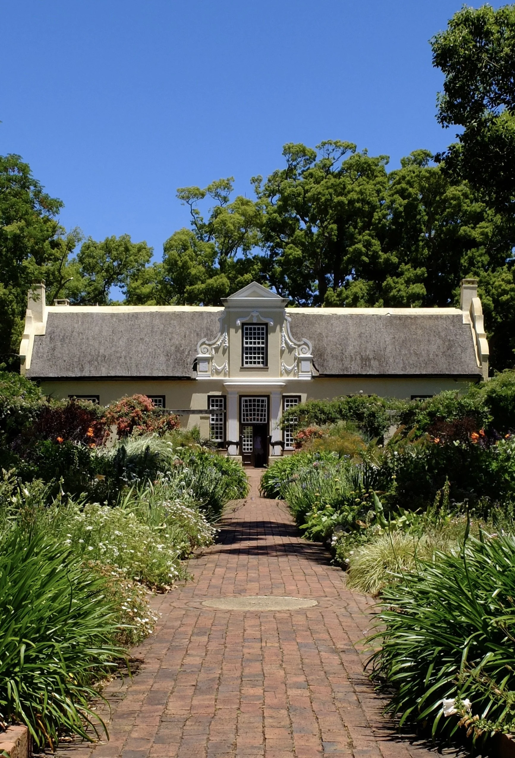  “…in 1987, a team was commissioned to restore the Vergelegen gardens and grounds in the historic core of the Estate.” 