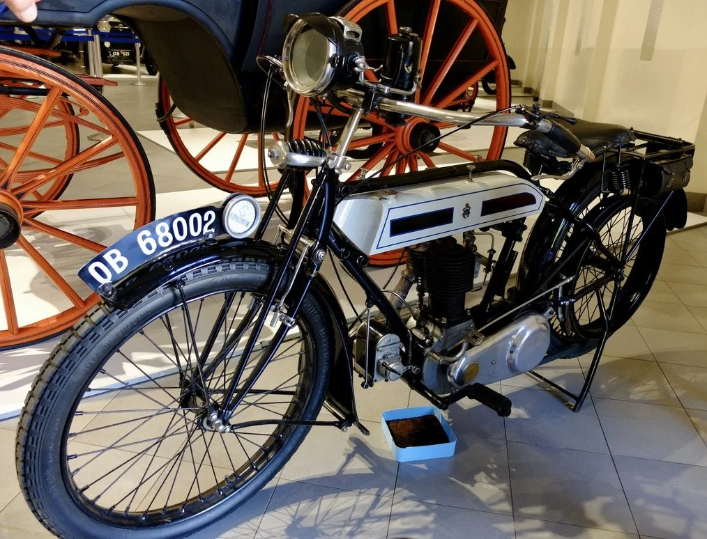  “TRIUMPH MODEL H 1917  TRIUMPH WENT INTO MOTORISED CYCLES IN 1902 WITH THEIR FIRST MOTORCYCLE FITTINGLY LABELLED NO.1  THE MODEL H FIRST PRODUCED IN 1915, WAS SELECTED BY THE DISPATCH RIDERS DURING THE WAR  ALMOST 30 000 MODEL H MOTORCYCLES WERE PRO