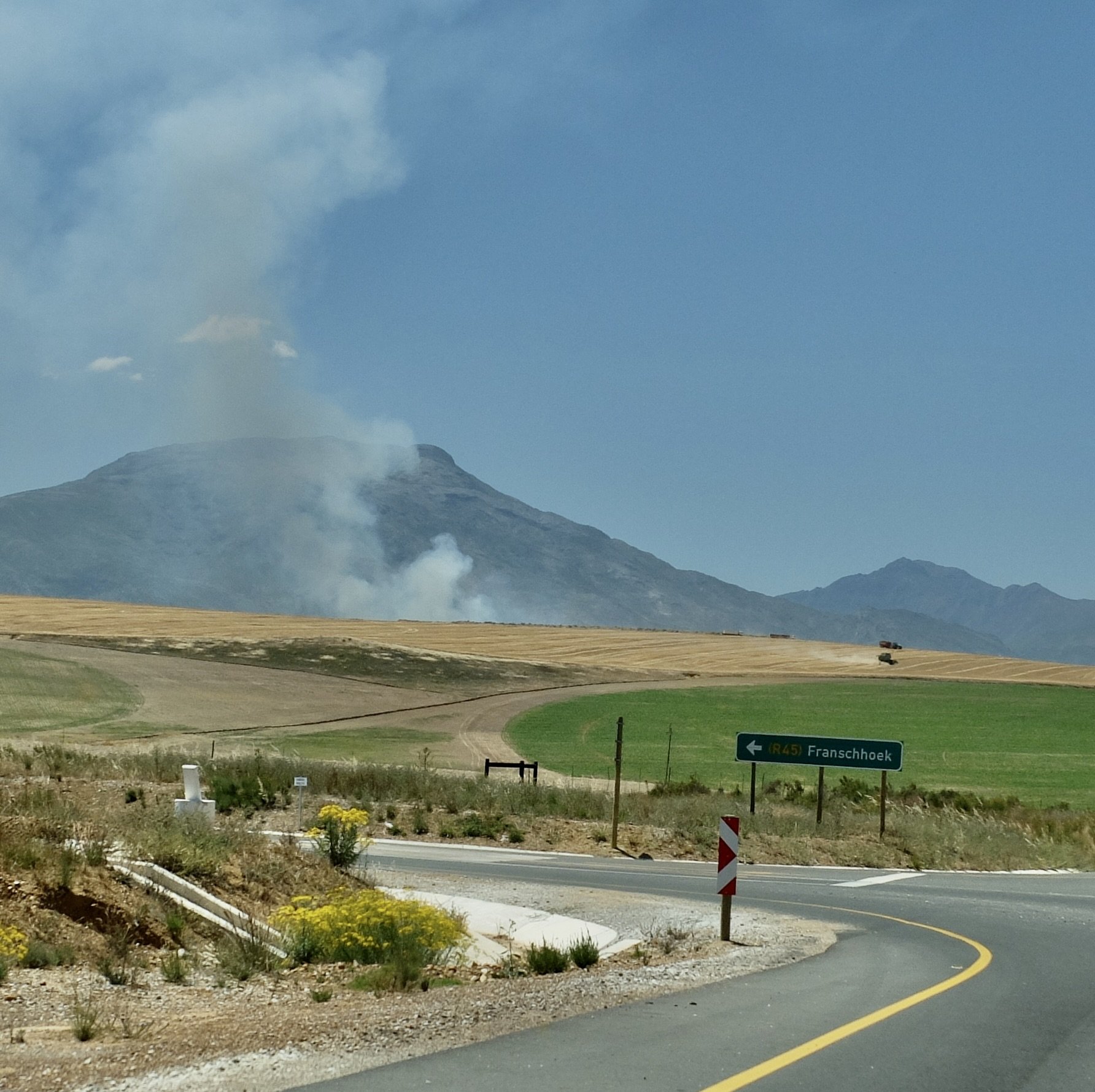  Mt. Eland ? in the background.  We were about to drive through the FRANSCHHOEKPAS - Franschhoek Pass.  