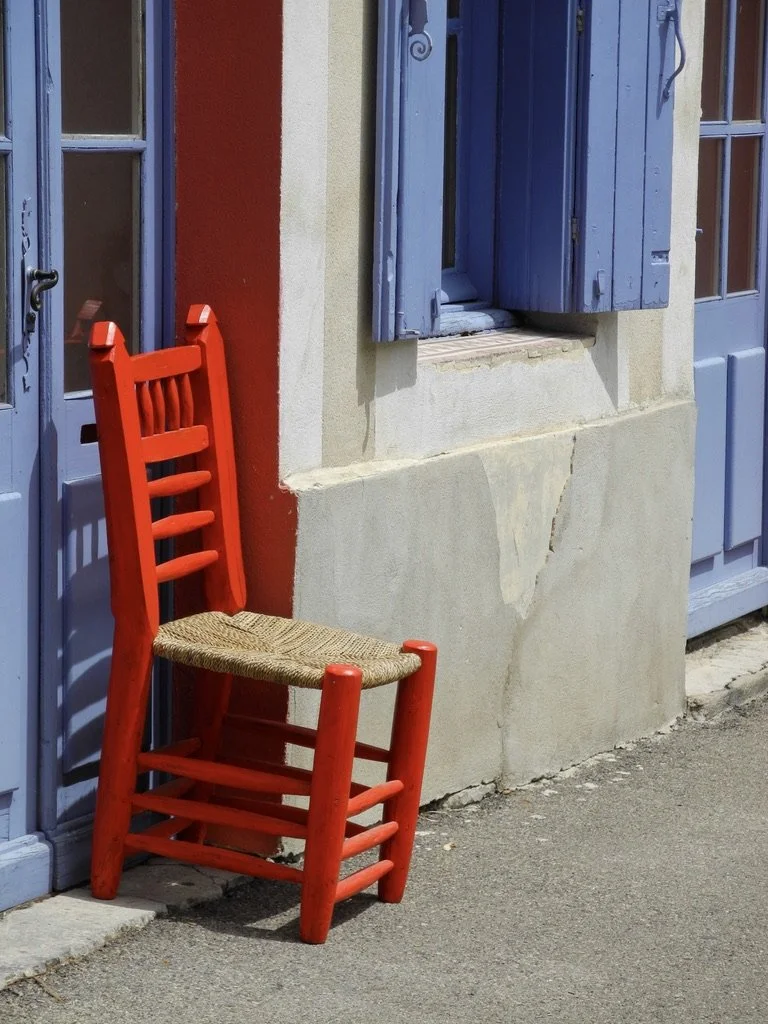  L'ISLE-SUR-LA-SORGUE, France – ( le ile sur la sorg ) I love chairs &amp; this red one was there… Nikon Cool Pix P7100. 