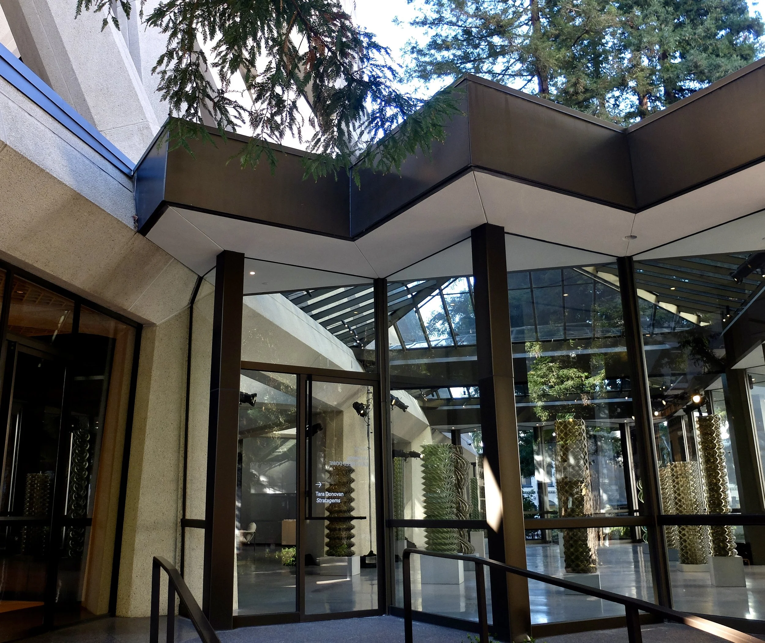  Transamerica PYRAMID ARTS - Tara Donovan STRAGEMS.  Transamerica Pyramid, Jackson Sq. San Francisco. 