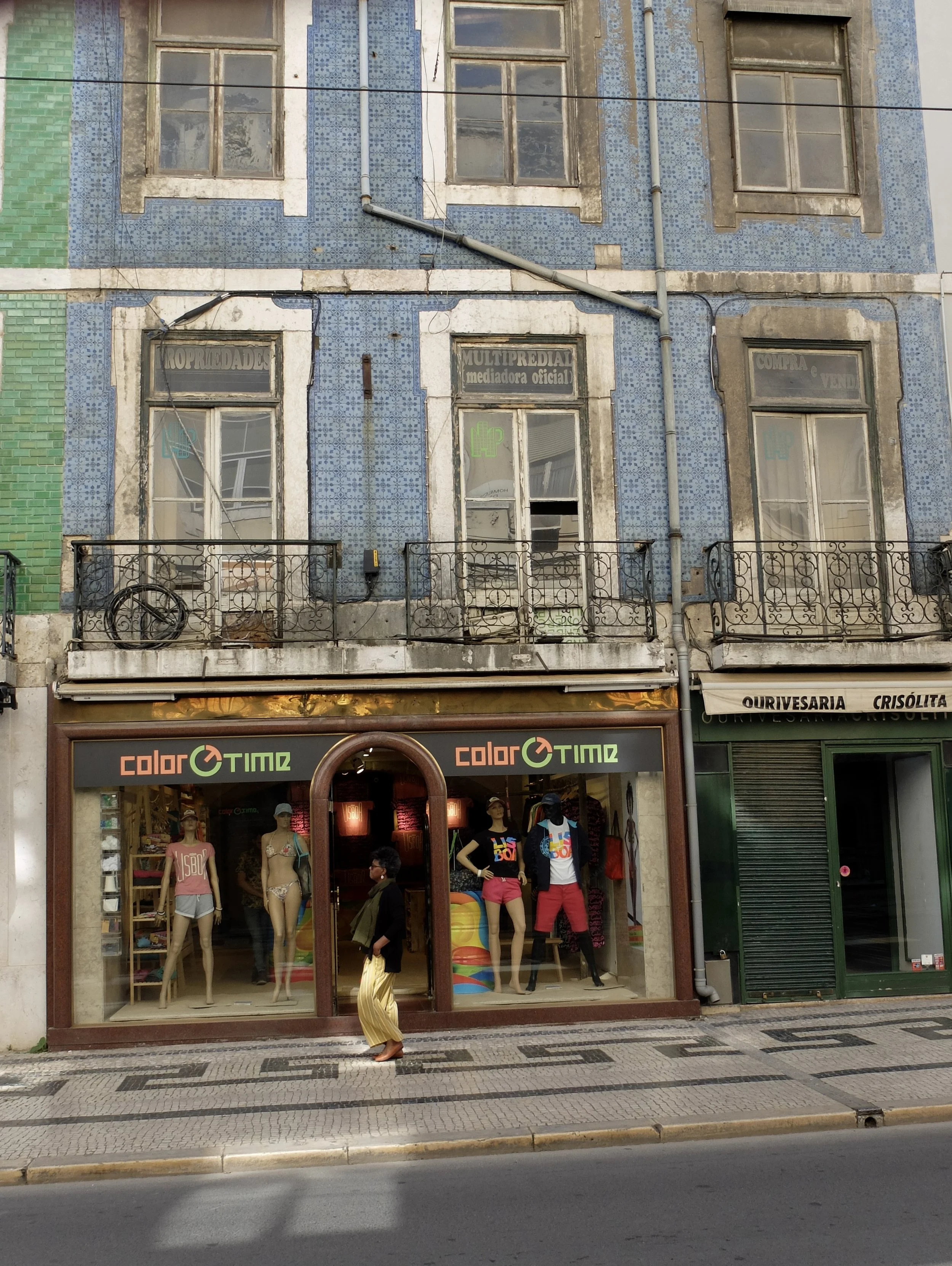  When it rains that’s going to be a lot of water on the sidewalk for pedestrians to avoid.  Lisboa, Portugal. 
