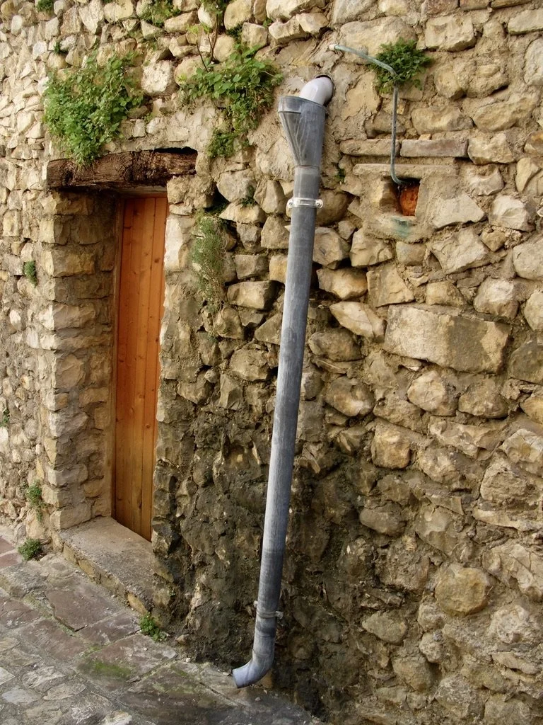  Watch out for wet feet when leaving this house in Miramande -Village classé, France. 