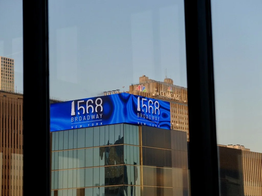  I could watch for an oncoming photo op &amp; was able to wait for the best lighting. 