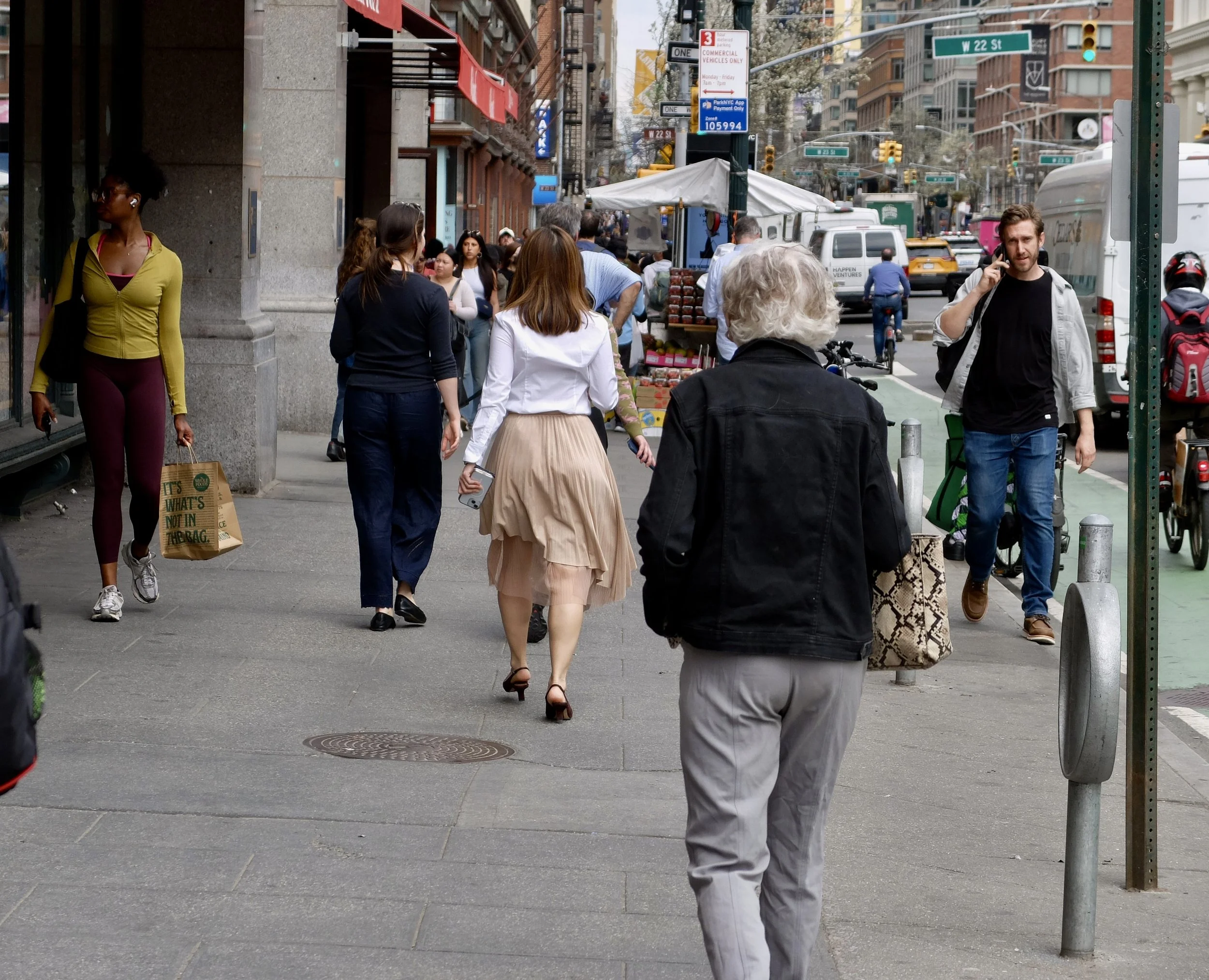  Long pleated skirts are "in." 