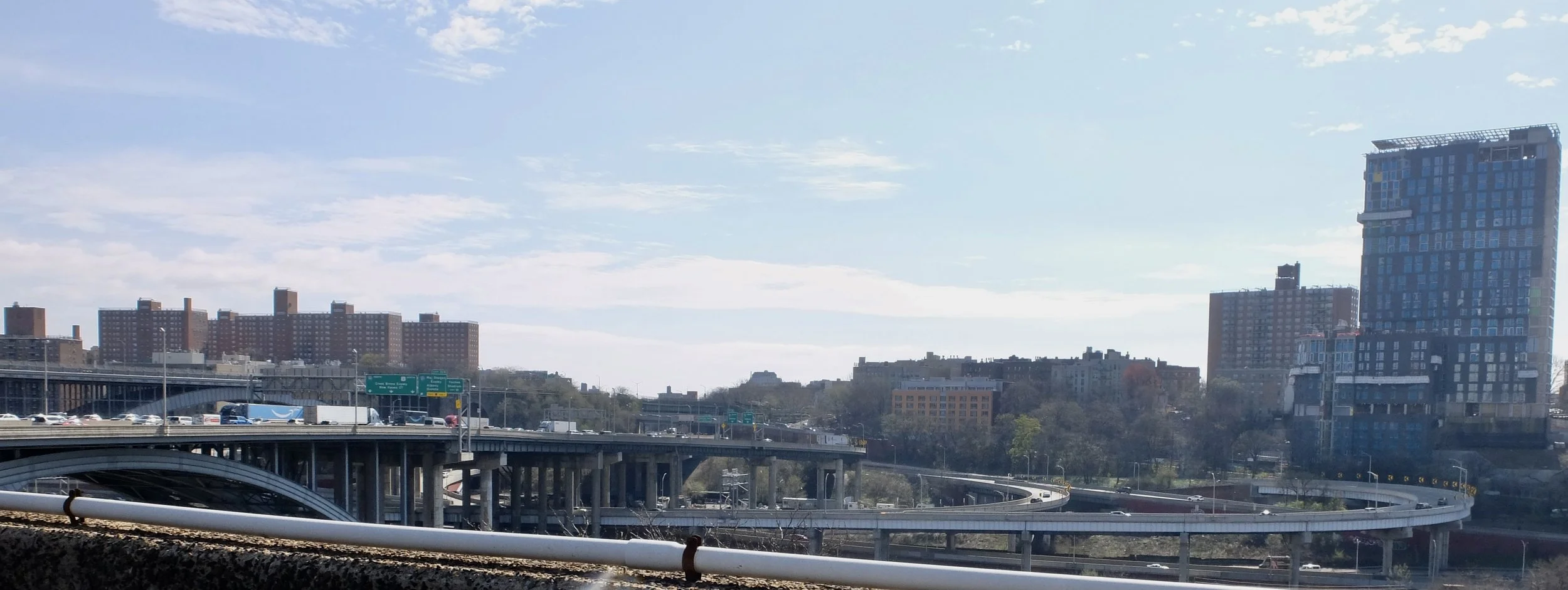  Maj. Deegan Expwy to Albany &amp; Queens/Yankee Stadium exit 1D as seen from the Harlem River Drive. 