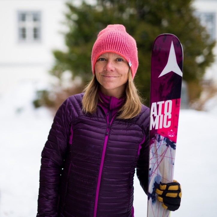 Caroline Ware George Caroline a grandi au cœur des Alpes avec un attachement fort à la nature. Elle a passé les 20 dernières années principalement en montagne pour elle-même ou avec ses clients. Elle a ainsi pu observer le recul exponentiel des glaciers ainsi que l’asséchement des glaciers en altitude et la fonte du permafrost ne permettant plus l’ascension de voies dites classiques. Caroline veut transmettre ce qu’elle a pu apprendre au travers de ses voyages et de son travail et sensibiliser les gens, dans l’espoir que les générations à venir auront les valeurs nécessaires pour initier un changement. Instagram