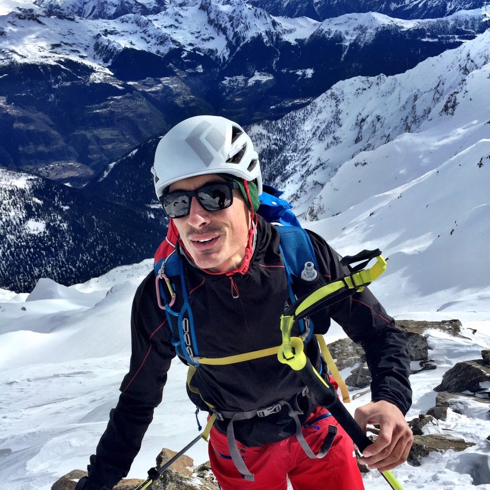 Mauro Dotta Mauro est enseignant à l'école primaire, professeur de ski et alpiniste. Il vit et travaille en montagne dans le Tessin. Après plusieurs voyages pour des compétitions et pour le plaisir, il en est venu à la conclusion que, où qu’on aille, les montagnes sont partout un beau terrain de jeu. Il a alors décidé d’explorer les montagnes avoisinantes de la manière la plus respectueuse possible. Avec un peu d'imagination, il ne faut pas chercher les aventures dans la nature bien loin. Instagram Website