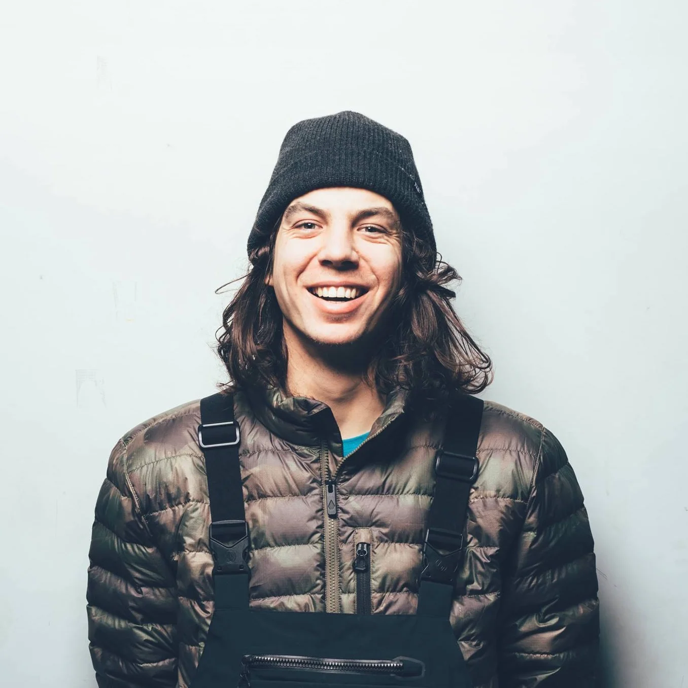 Levi Luggen Levi a commencé le snowboard à l'âge de 6 ans. Après avoir fait des compétitions durant quelques années, il fait le saut vers la photographie et le tournage de films au niveau international. Les tournages avaient souvent lieu dans des pays éloignés mais ces dernières années il est devenu de plus en plus souvent possible de tourner en Suisse. Afin d'explorer les montagnes locales tout au long de l'hiver et de protéger l'environnement et le climat, Mat Schaer et Levi travaillent sur un projet de film dans lequel ils rident uniquement avec le splitboard et voyagent de façon aussi durable que possible. Ce faisant ils montrent également que les plus belles montagnes sont souvent celles qui se trouvent à notre porte. Instagram