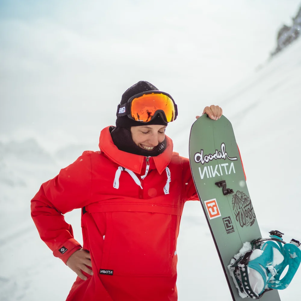 Elena Koenz Elena est montée sur un snowboard pour la première fois à l’âge de 12 ans. En 2012, elle termine ses études d’arts à l’école d’art et du design F+F à Zurich. Elle faisait partie de l’équipe suisse aux jeux olympiques d’hiver à Sotchi en 2014. Au championnat du monde de snowboard en 2015, elle a gagné la médaille d’or au Big Air et a été élue sportive grisonne de l’année. Engagée activement, Elena cherche au mieux à minimiser l’impact de ses voyages et à se comporter de manière responsable dans sa vie quotidienne. Website Instagram