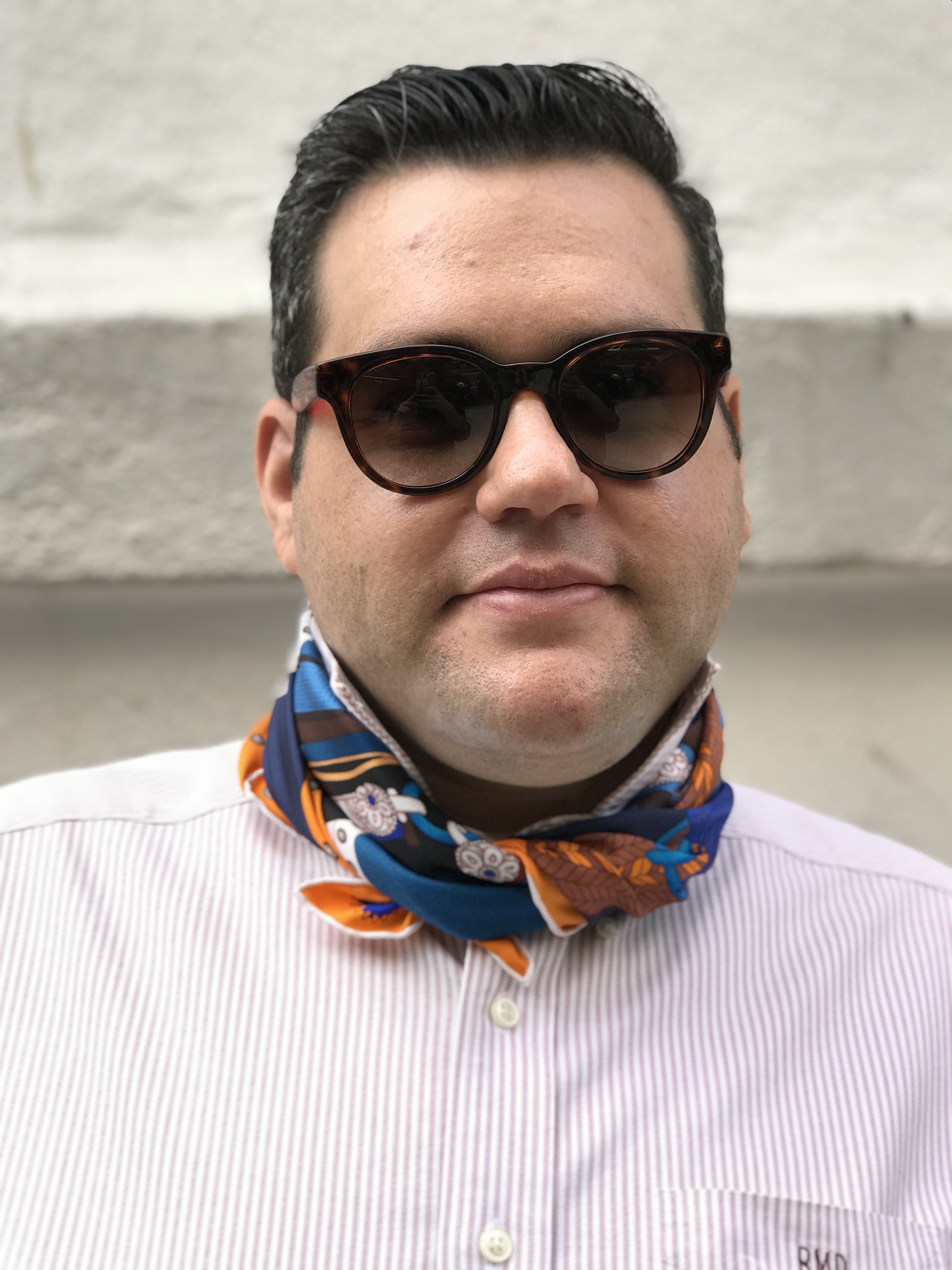 how to tie a hermes scarf around your neck