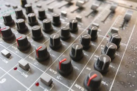 36625952-potentiometers-trimmers-in-a-mixer-table-production-studio-concert-or-deejay-booth-.jpg