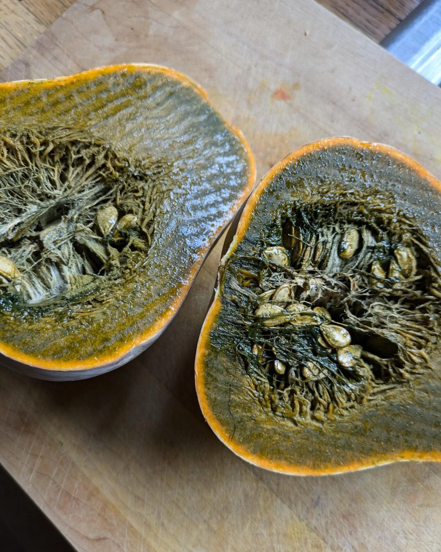 I'm enjoying this squash, but also can't quite wrap my mind around its green color. It looks like I should be eating cooked and pureed spinach, not sweet winter squash. 💚