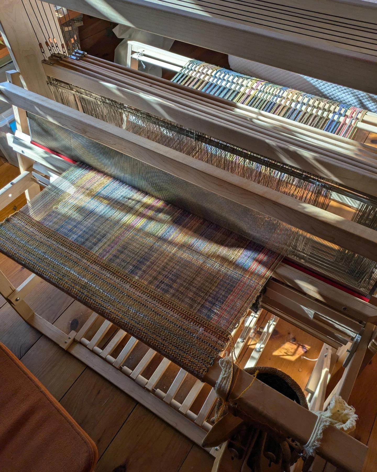 Almost finished with the warp! Enjoying today's beautiful sunshine 💓💛💗