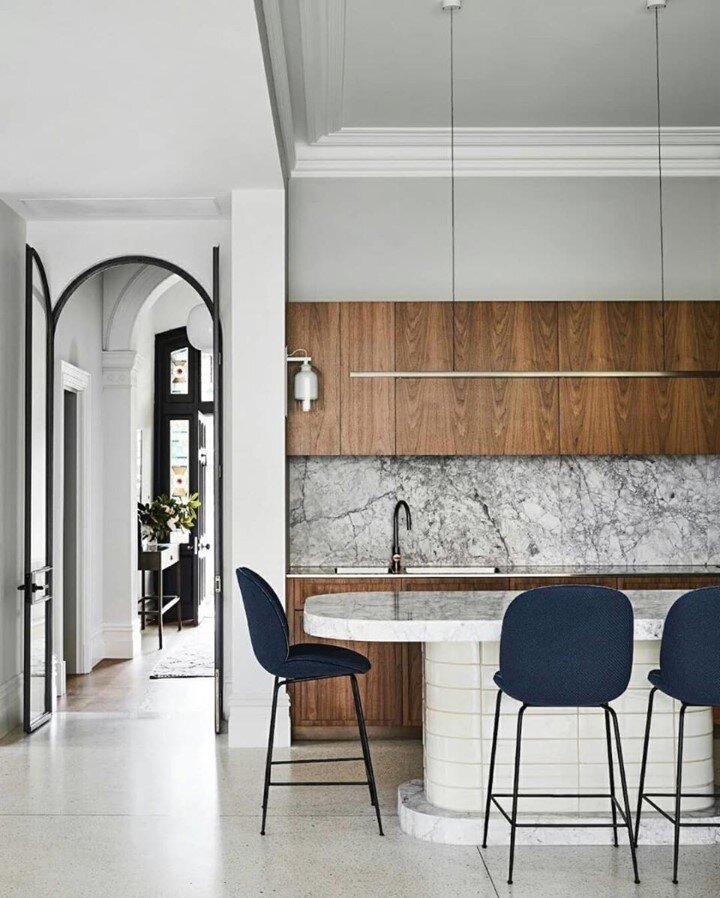 Counter version of the iconic beetle chair? Yes, please!⁠
⁠
📸 @est_living⁠
​Design @sandersandking⁠
⁠
⁠
⁠
⁠
⁠
⁠
⁠
⁠
⁠
⁠
⁠
#beetlechair #modernkitchen #doingneutralright #designmilk #loveyourhabitat #designsponge #neutralpalette #neutralhomedecor #he