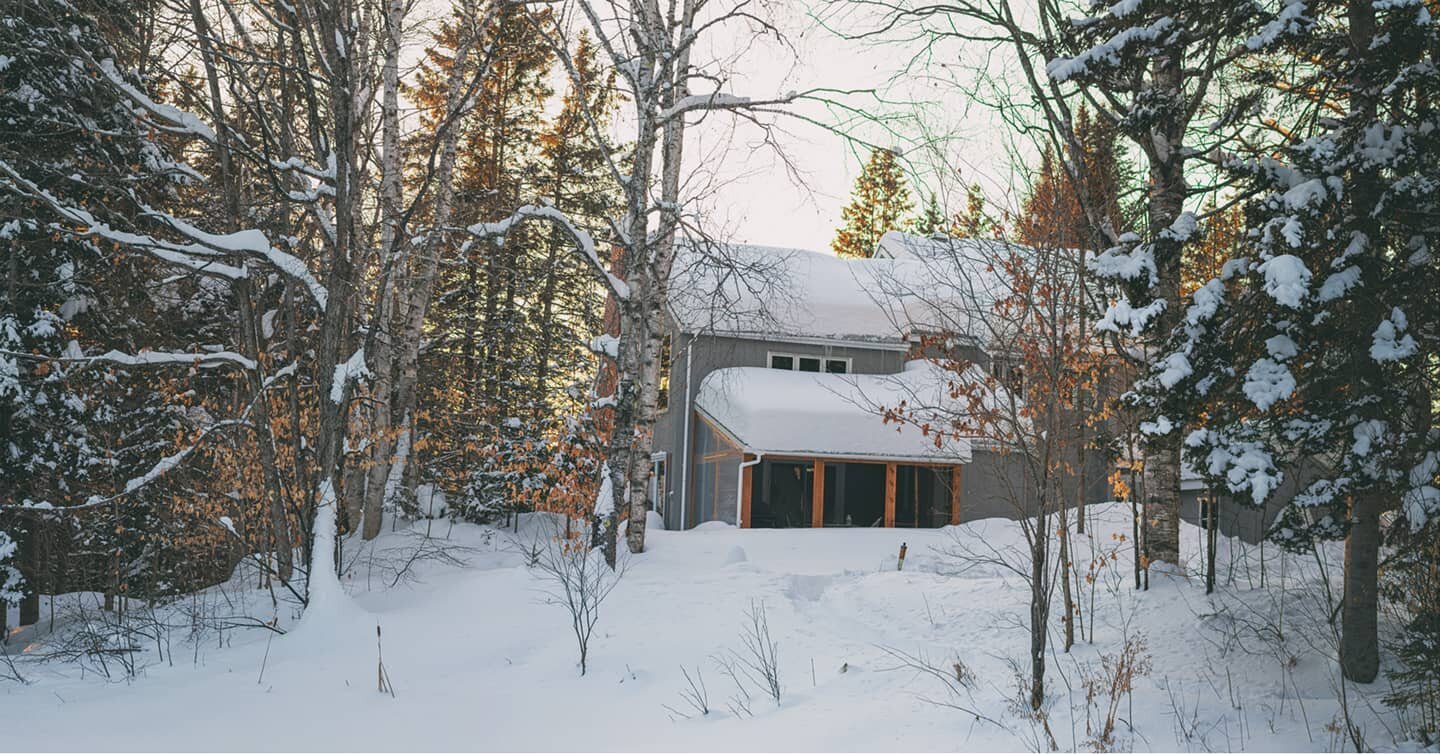 One of our dream homes: a cabin in the woods, away from it all. 

Little did we know, that this would be our last house sit in Canada...

- February 2020 -

#dreamhouse #cabininthewoods #canada #housesitting #trustedtales #housesittingcanada #takemeb