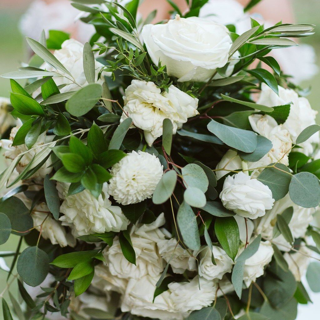 dreamy bridal bouquet 🤍
@vossandvirtue 
@prairiehoneyfloralstudio