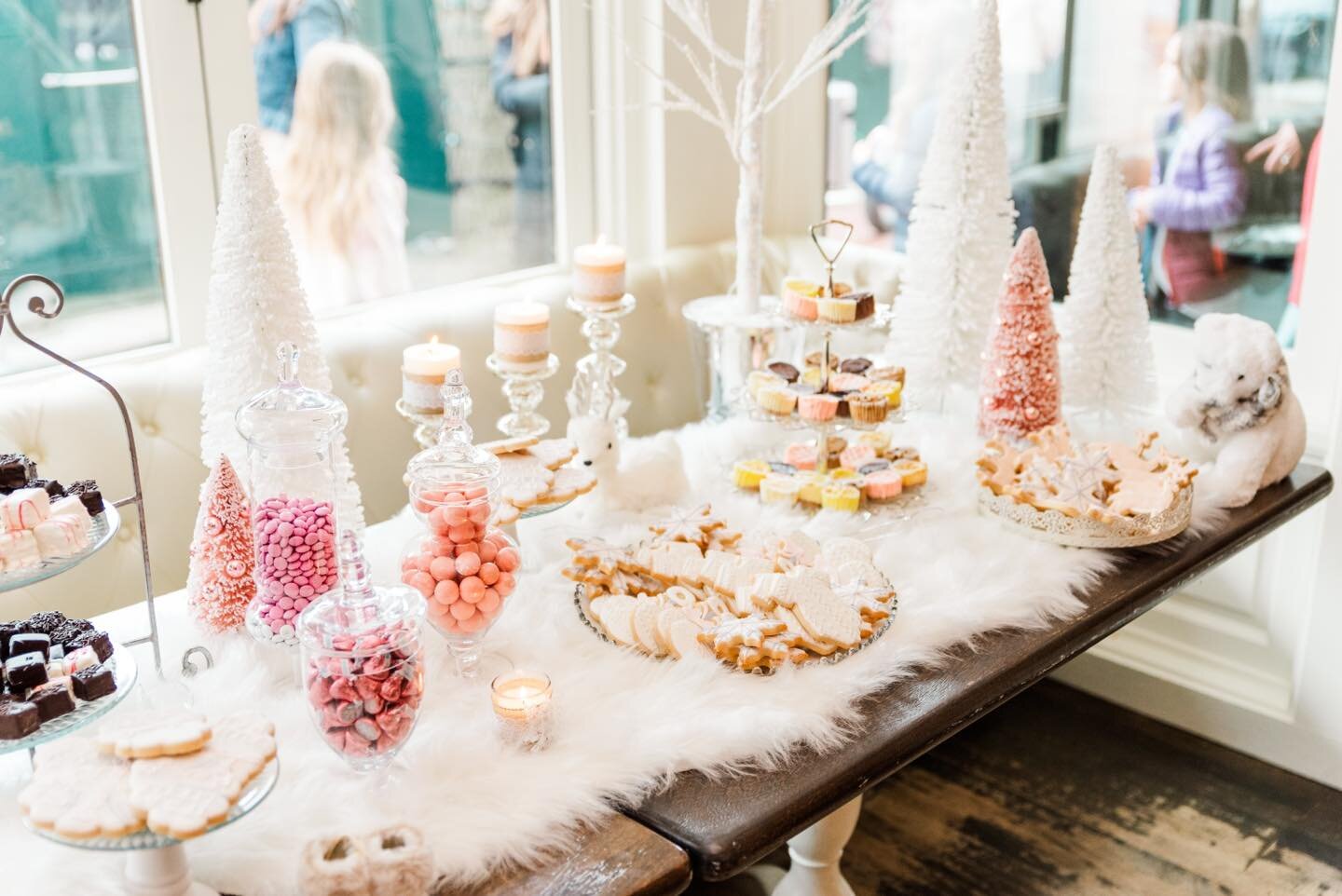 The prettiest dessert table there ever was for Tara&rsquo;s winter baby shower 💕❄️