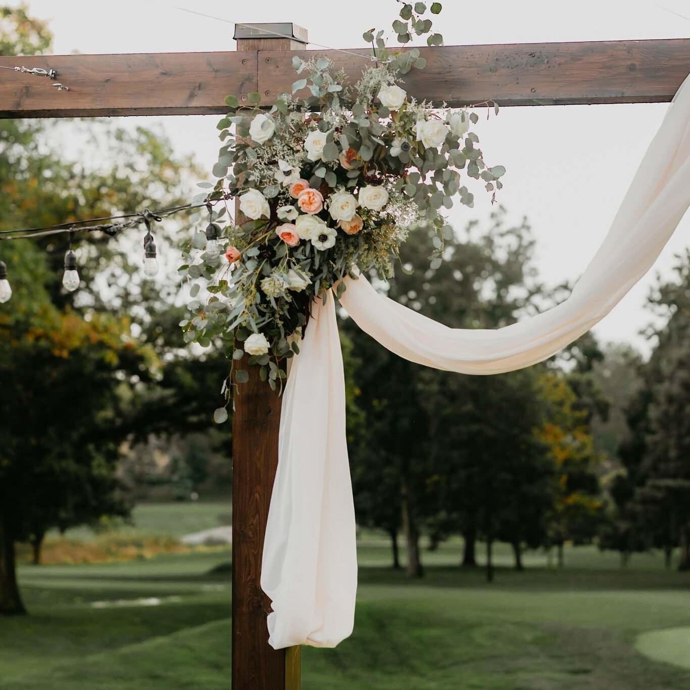 Ceremony Details 😍

Venue: @prestwickcc 
Flowers: @beckycastodees 
📸: @cedarandmossstudios