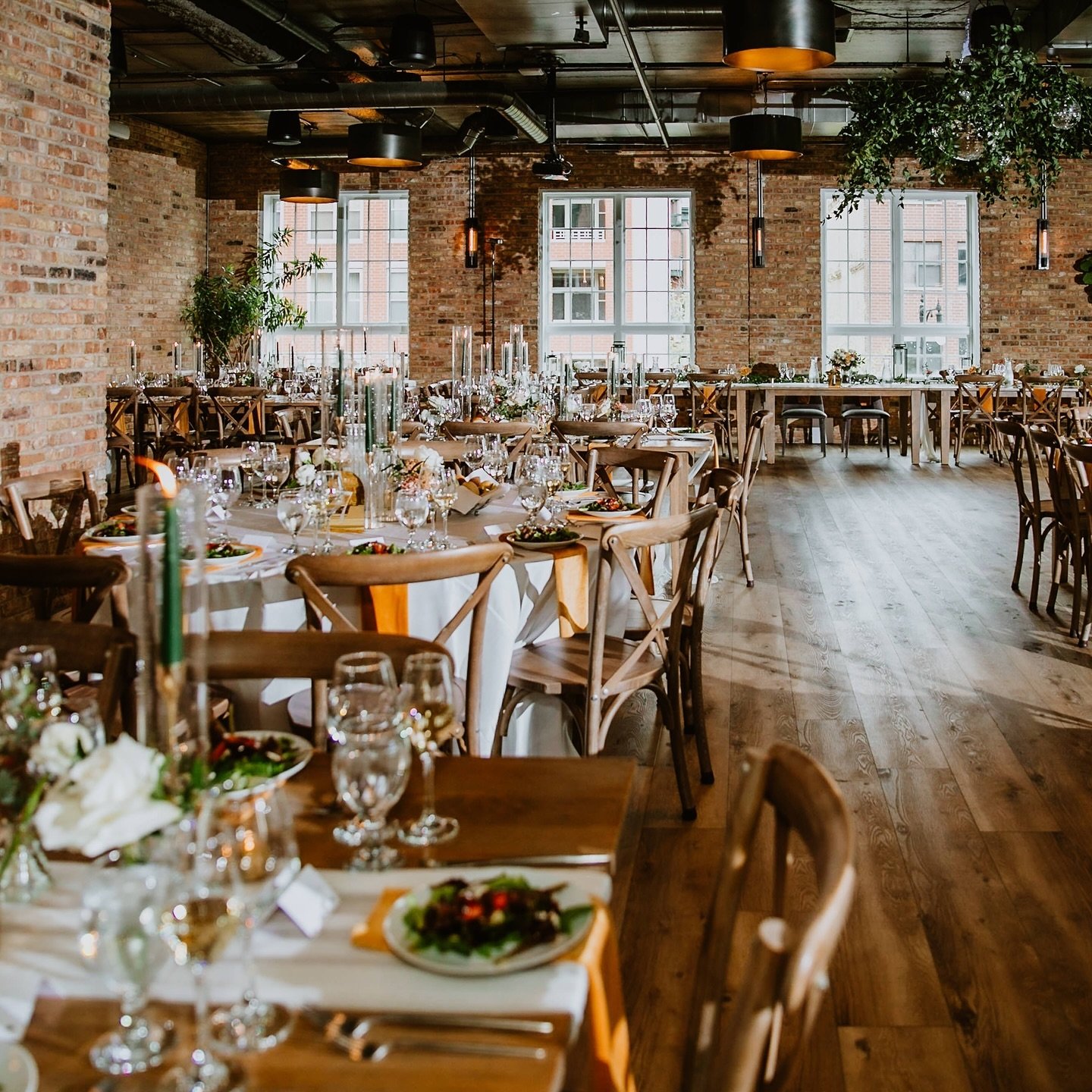 🌿🪩
Venue: @loftlucia 
Photo: @thisisfeeling 
Flowers: @theflowergirlcompany