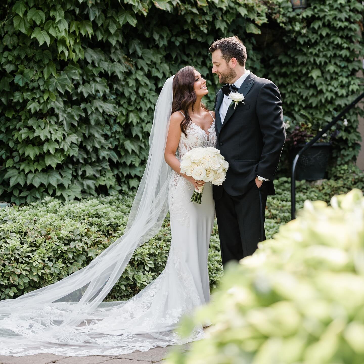 🌿Reminiscing on this gorgeous June wedding, such a magical month!🕊️ 

Photo: @photographybylauryn 
Venue: @montebello.estate