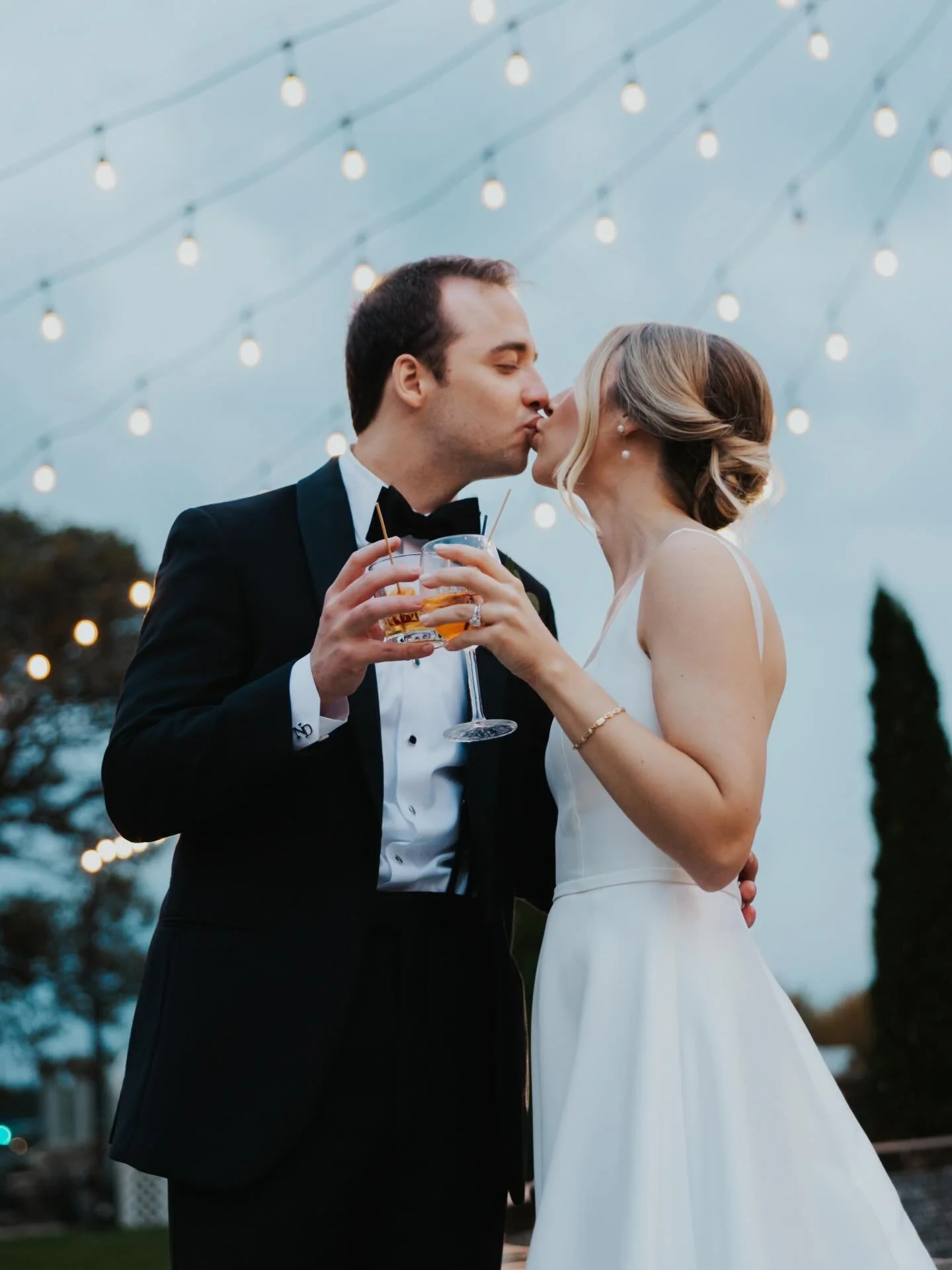 Emily &amp; Nolan 🥂 10.18.2025

Vendor Team: 
Venue: @thedrakeoakbrook 
Planner: @caratsandcupcakesevents 
Photo: @daniellerosephoto 
Video: @flowerandoakfilms 
Florals: @flowersfordreams 
DJ: @impulsedjs 
Hair: @bellabridalbeauty 
Make Up: @jordanm