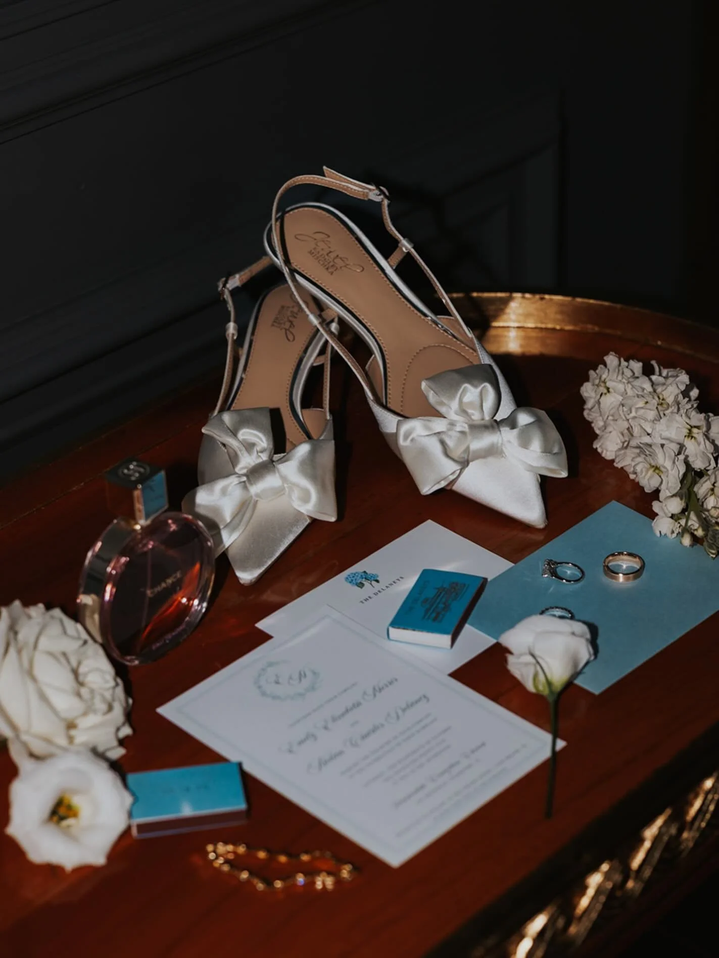 All the details that come together perfectly 😍

Vendor Team: 
Venue: @thedrakeoakbrook 
Planner: @caratsandcupcakesevents 
Photo: @daniellerosephoto 
Video: @flowerandoakfilms 
Florals: @flowersfordreams 
DJ: @impulsedjs 
Hair: @bellabridalbeauty 
M