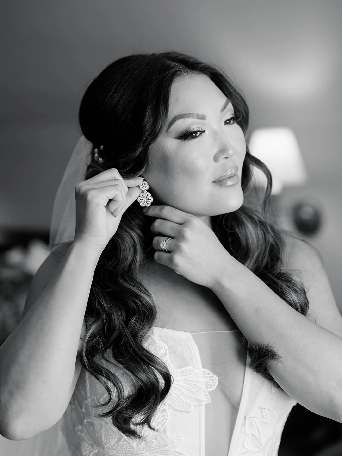 A Timeless Beauty 🌹🤍

Bride: @chicagofoodgirl 
Photographer: @rachaelkazmier @rachaelkazmierassociates 
Video: @fourfourpictures 
Hair: @hairby_jezz 
Makeup: @itstmarieg 
Venue: @riverbendkohler
