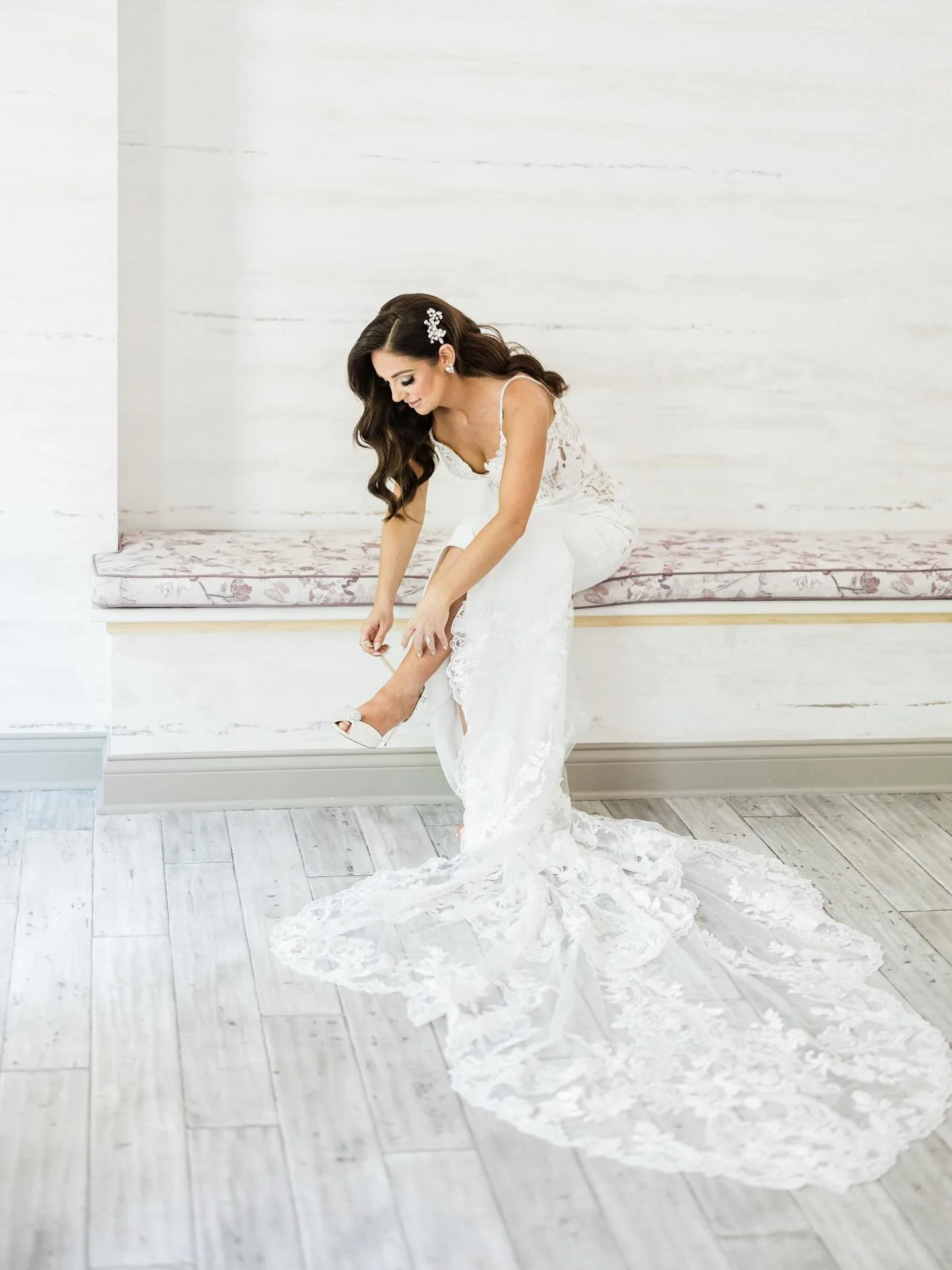 the finishing touches 🤍🕊️

Photo: @photographybylauryn 
Venue: @montebello.estate