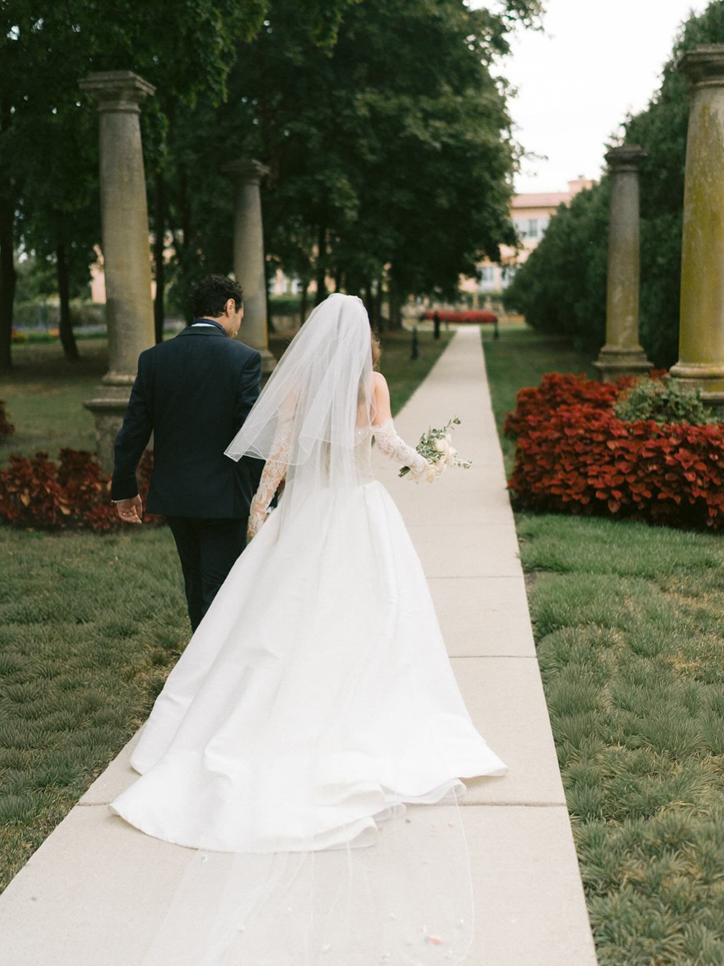 Calling all 2027 Chicagoland brides! We would love to be a part of your special day! DM us to learn more &amp; get started 🫶

Venue | @loyola_cuneomansion
Coordination | @caratsandcupcakesevents
Photography | @alisonmaephotography
Videography | @hor